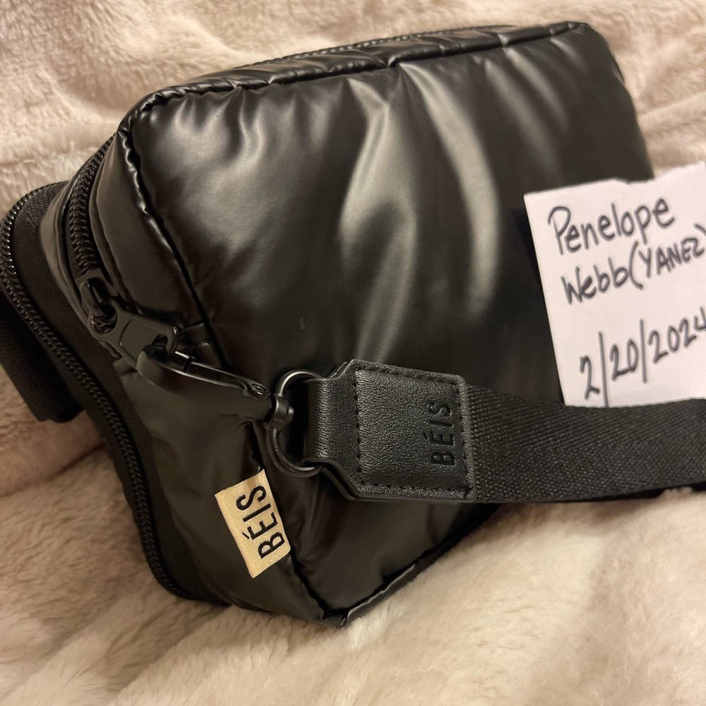 Béis expandable pouch in black. Never used. Excellent condition. Limited edition